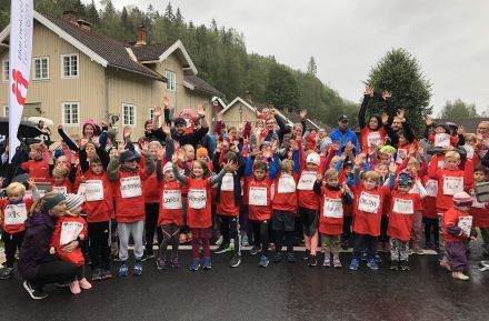 120 barn løpte for barn med kreft på Bærums Verk