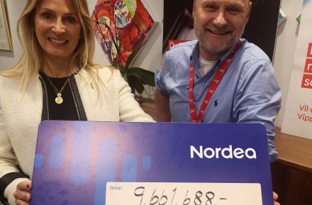 Trine Nicolaysen, daglig leder i Barnekreftforeningen mottar sjekk fra Kenneth Baltzersen, Country Manager i Team Rynkeby God Morgon.